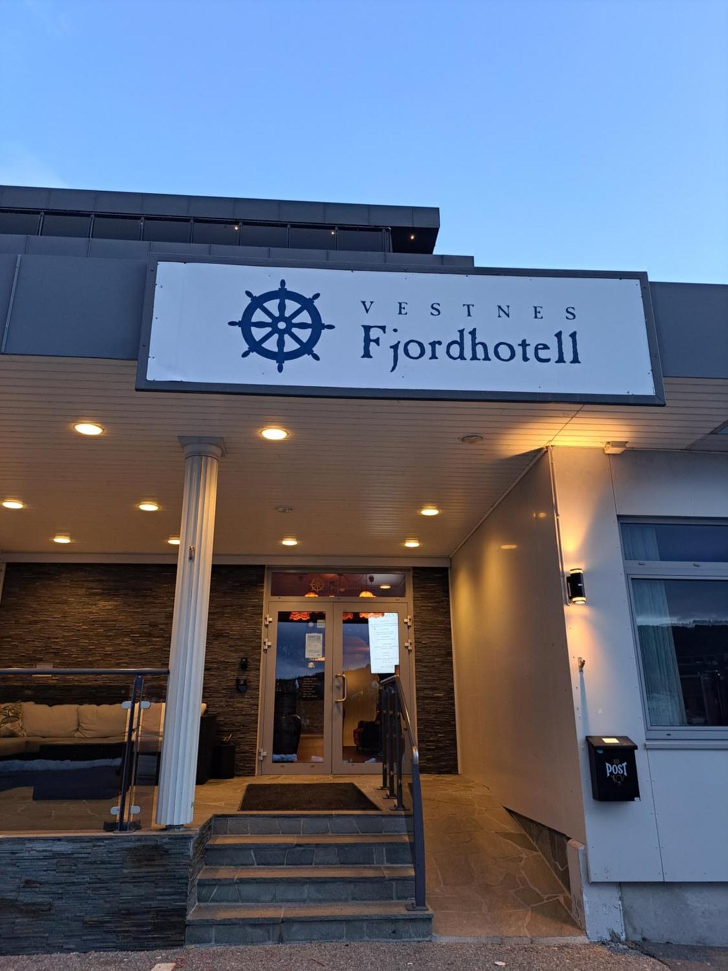 Vestnes Fjordhotell Экстерьер фото